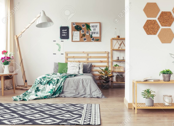 Lantai Kayu Alam dengan Karpet Berbentuk Rantai